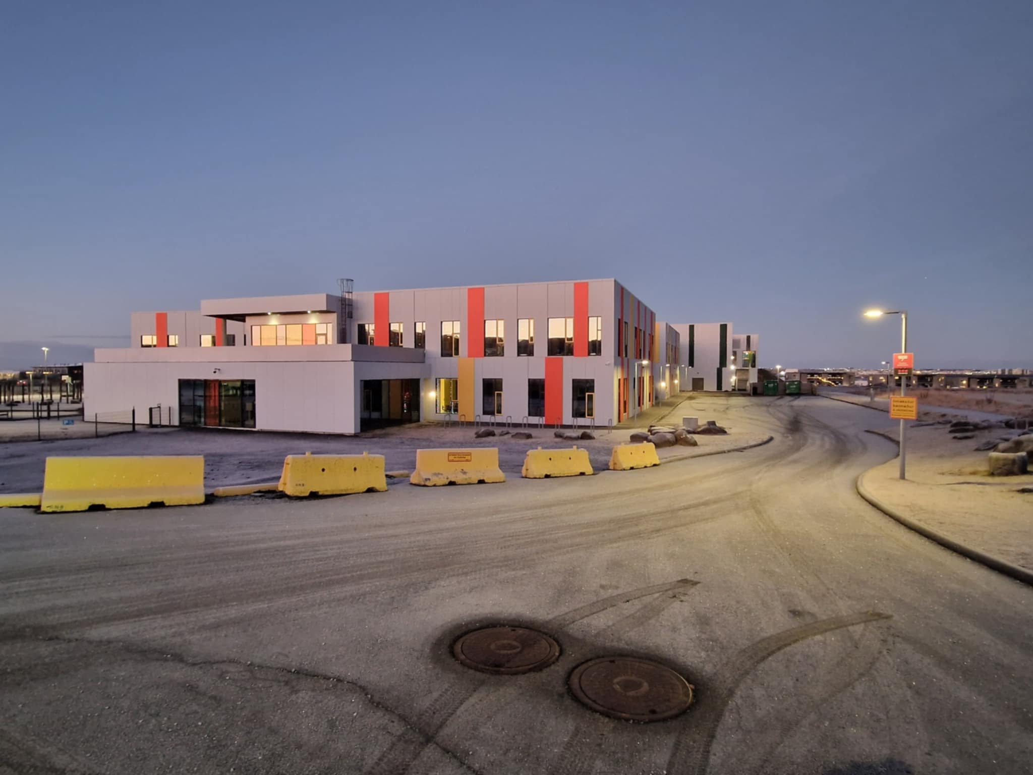 Aðkoma ökutækja við austurinngang hefur verið lokuð. Svæðið er nú eingöngu ætlað starfsfólki.