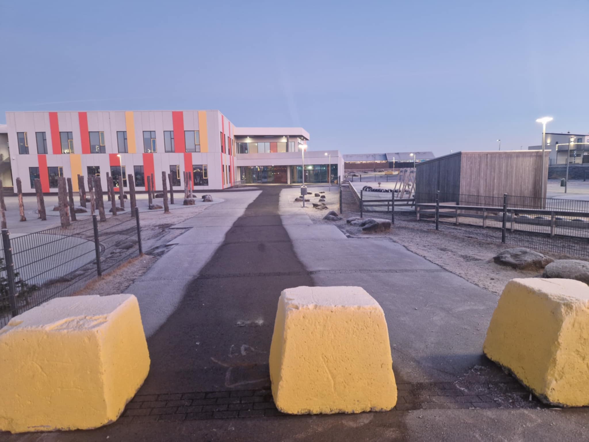 Steinar, hlið og merkingar tryggja skýra aðgreiningu milli aksturs og gönguleiða.