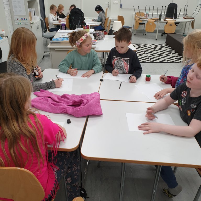 Ein af smiðjum Stapaskóla er Sviðslistir. Þá smiðju kennir Rebekka Rós umsjónakennari 1. bekkjar.