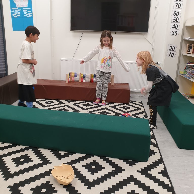 Ein af smiðjum Stapaskóla er Sviðslistir. Þá smiðju kennir Rebekka Rós umsjónakennari 1. bekkjar.