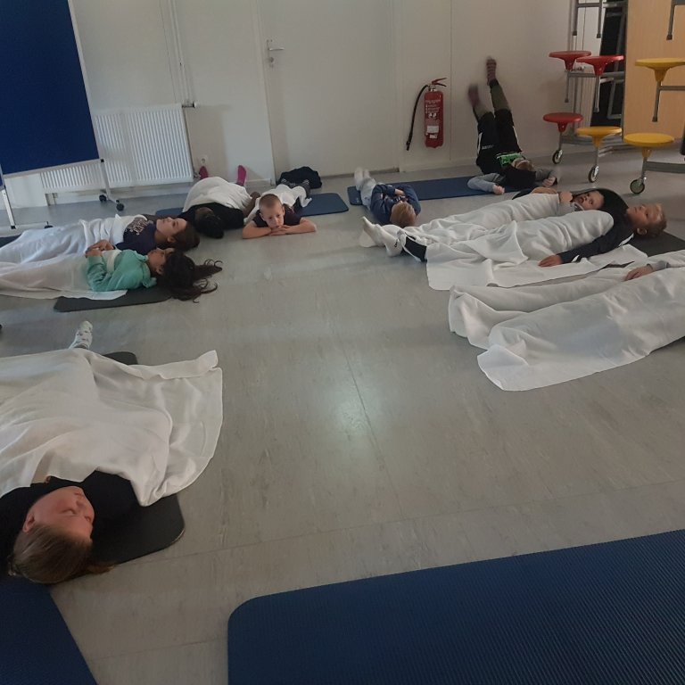 Hér eru nemendur í jóga smiðju þar sem þeir eru að vinna með ýmis konar verkefni út frá jóga, sjálfstrausti og slökun.