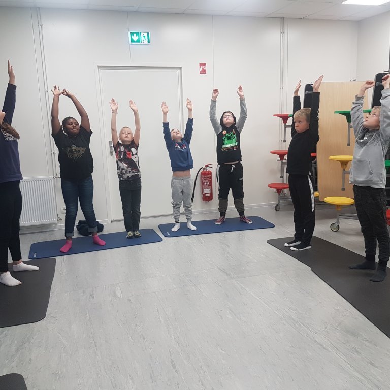 Hér eru nemendur í jóga smiðju þar sem þeir eru að vinna með ýmis konar verkefni út frá jóga, sjálfstrausti og slökun.