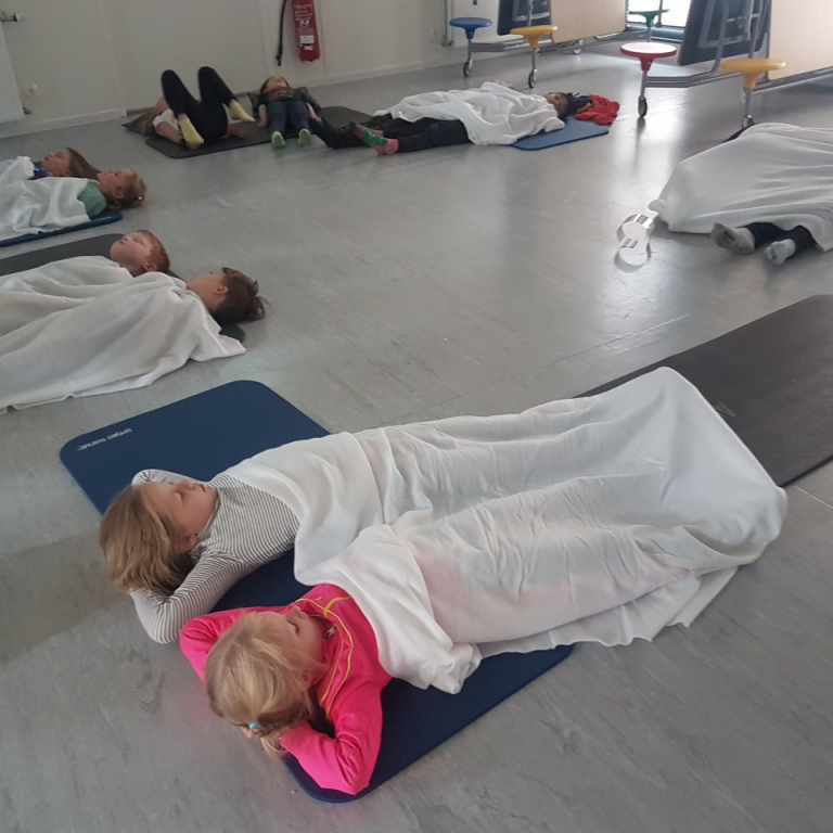 Hér eru nemendur í jóga smiðju þar sem þeir eru að vinna með ýmis konar verkefni út frá jóga, sjálfstrausti og slökun.