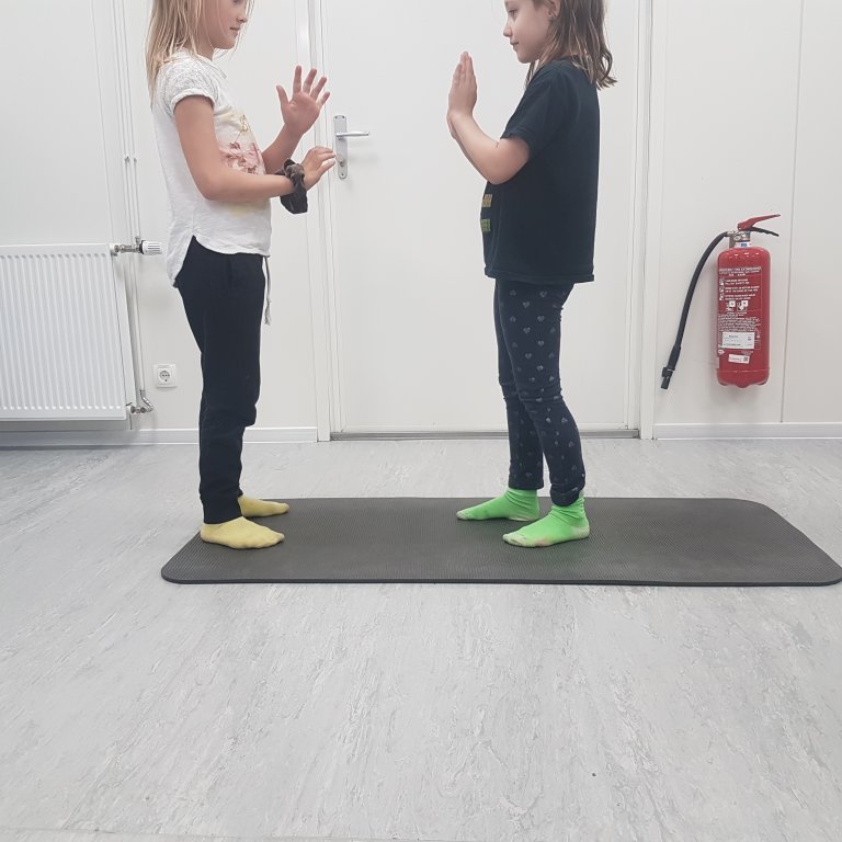 Hér eru nemendur í jóga smiðju þar sem þeir eru að vinna með ýmis konar verkefni út frá jóga, sjálfstrausti og slökun.