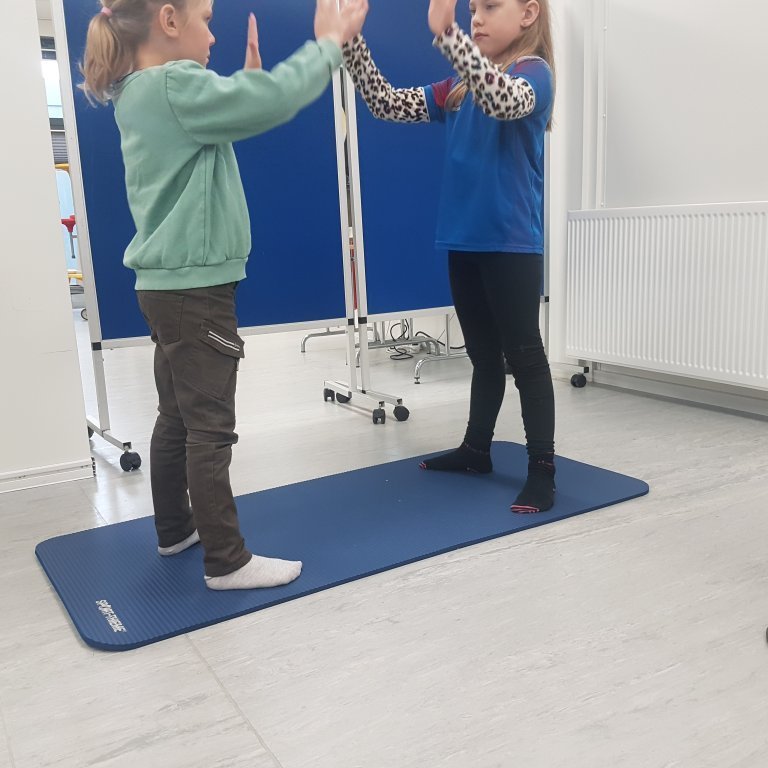 Hér eru nemendur í jóga smiðju þar sem þeir eru að vinna með ýmis konar verkefni út frá jóga, sjálfstrausti og slökun.