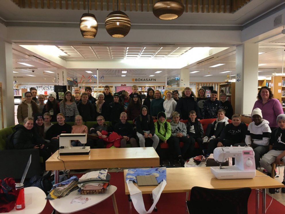 Ferð unglingastigs á bókasafn Reykjanesbæjar