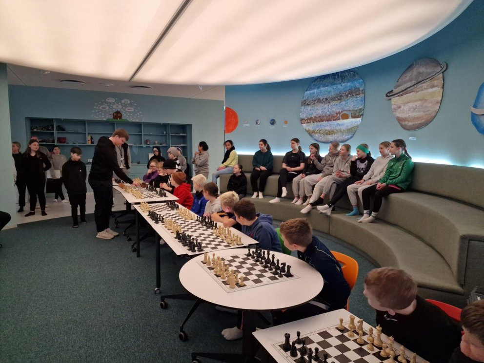 Skákmeistari í heimsókn í Stapaskóla
