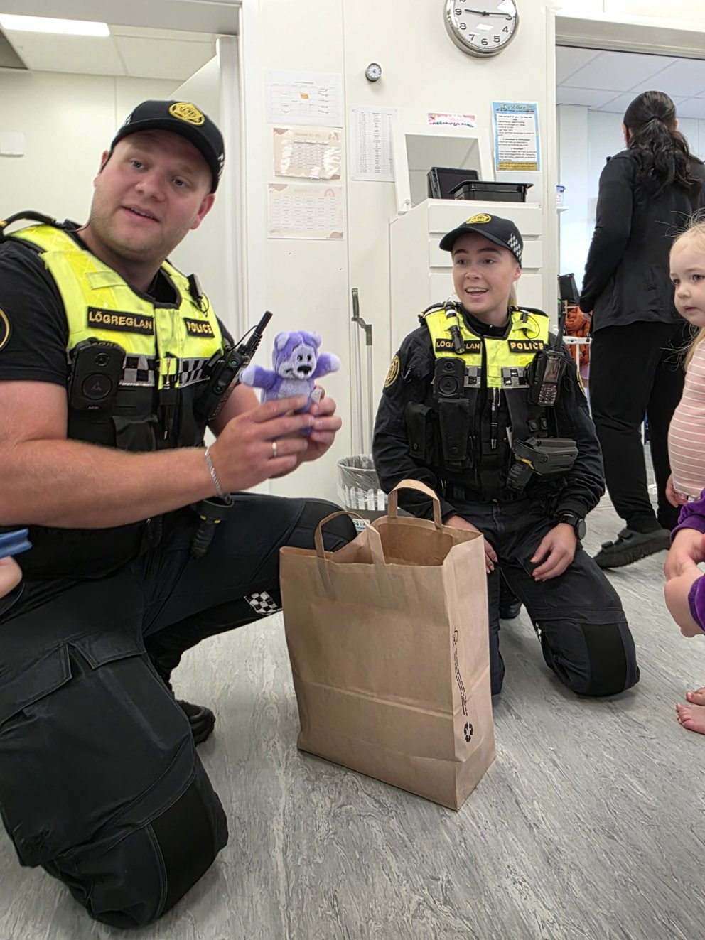 Gleðilegur dagur í leikskólanum - Samfélagslöggur færðu nemendum bangsa