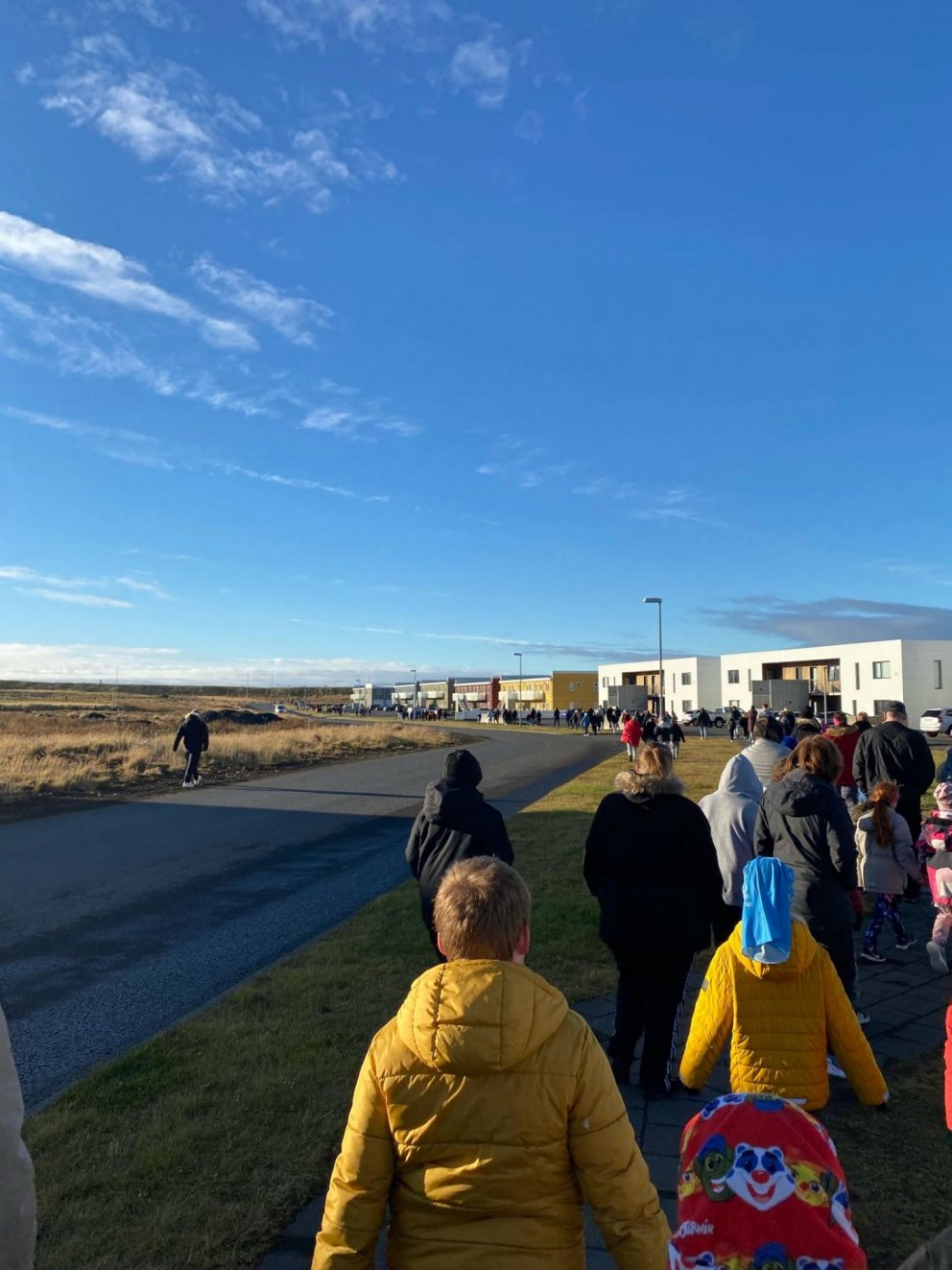 Starfsfólk og nemendur gengu hringinn í kringum Ísland á 80 mínútum.