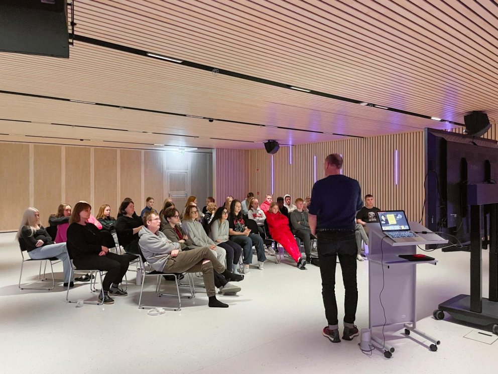 Þorgrímur Þráinsson talar við 10. bekk Stapaskóla