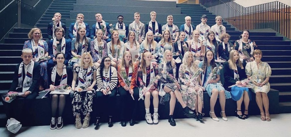 Hátíðleg athöfn á sal skólans - skólaslit og útskrift 10. bekkjar