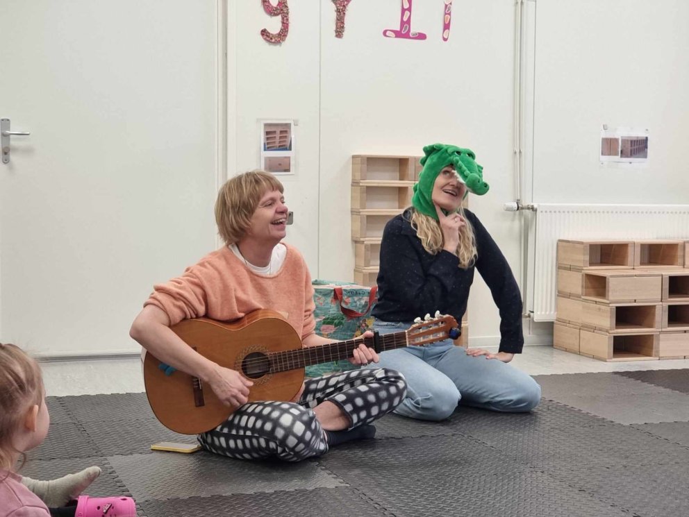 Skemmtileg heimsókn á leikskólastigi: Leikgleði með sögum og söng!