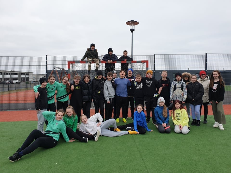 Nemendur í 7. bekk safna fyrir samnemanda með fótboltamaraþoni