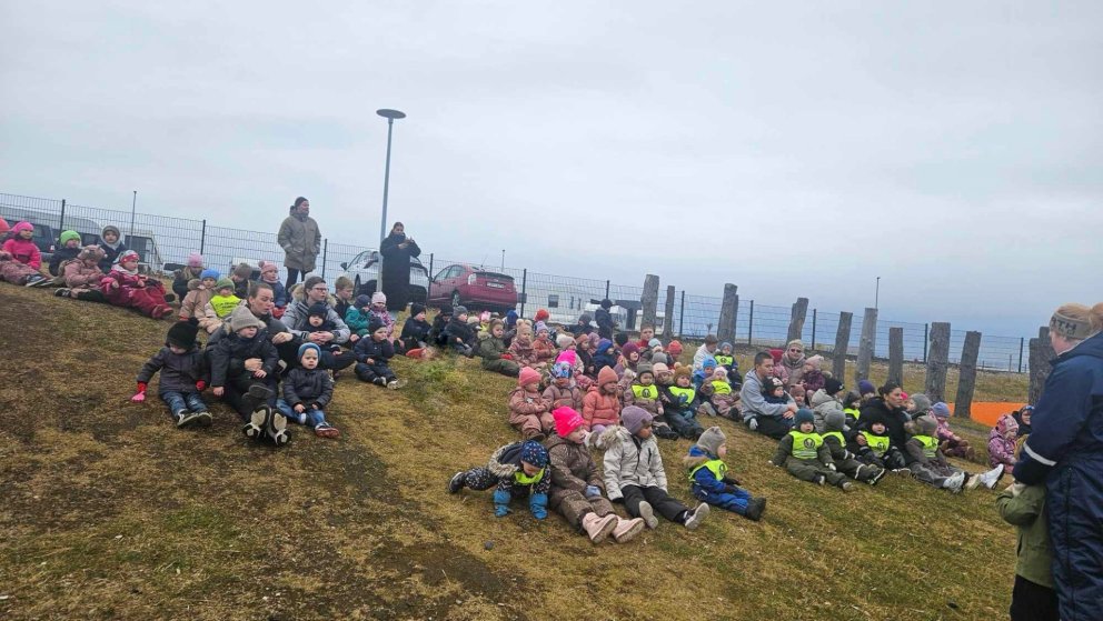 Sameiginleg söngstund á útisvæði