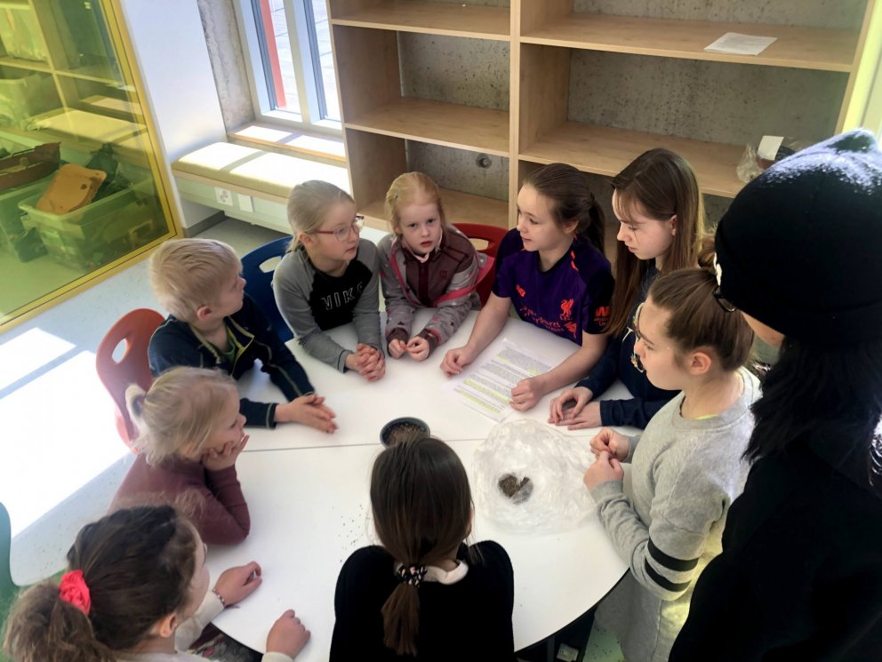 Sáning birkifræja - samvinnuverkefni 7. og 2. bekkjar ásamt nemendum á Óskasteini