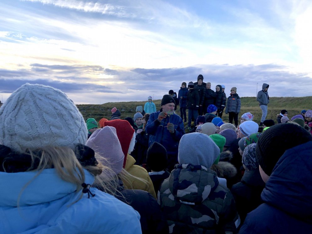 Nemendur gróðursettu 201 birkiplöntu í framtíðar skóglendi