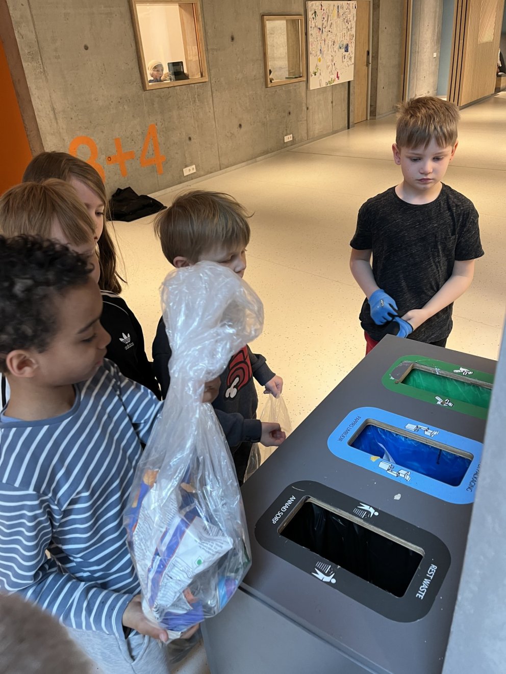 2. bekkur plokkar og skoðar skólalóðina