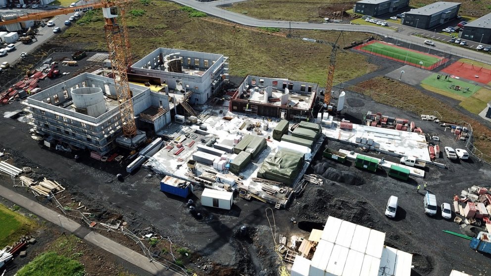 Nýja byggingin rís hratt upp