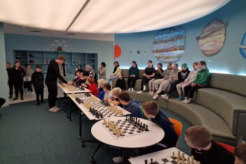 Skákmeistari í heimsókn í Stapaskóla