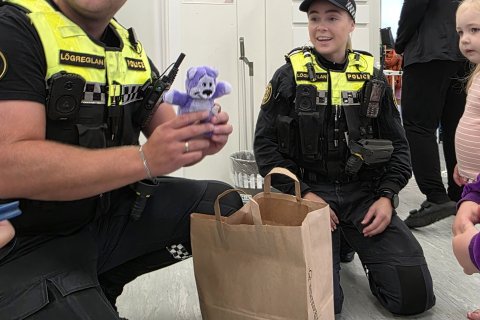 Gleðilegur dagur í leikskólanum - Samfélagslöggur færðu nemendum bangsa