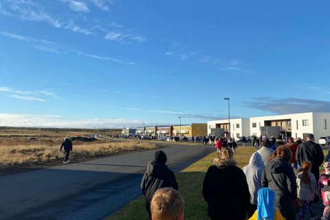 Starfsfólk og nemendur gengu hringinn í kringum Ísland á 80 mínútum.