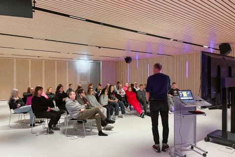 Þorgrímur Þráinsson talar við 10. bekk Stapaskóla