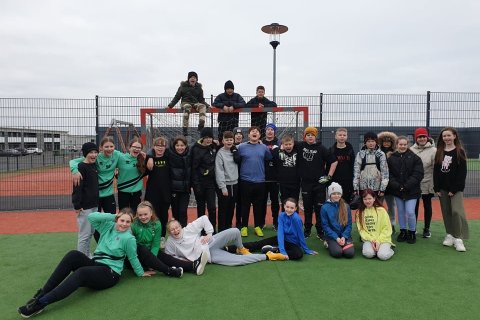 Nemendur í 7. bekk safna fyrir samnemanda með fótboltamaraþoni