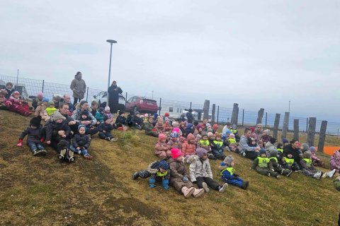 Sameiginleg söngstund á útisvæði