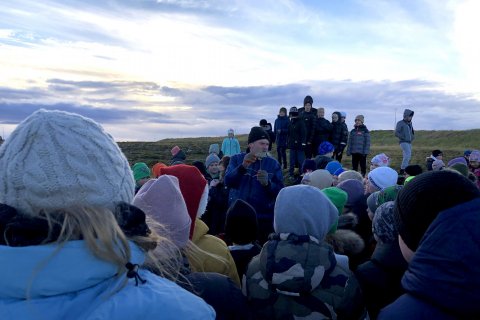 Nemendur gróðursettu 201 birkiplöntu í framtíðar skóglendi
