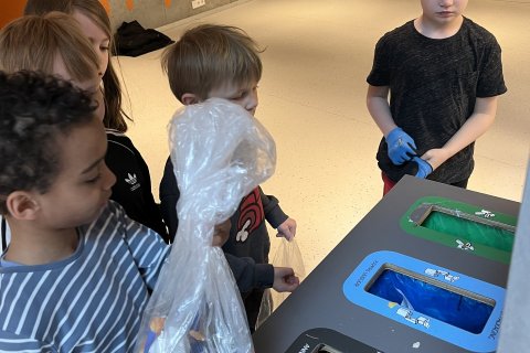 2. bekkur plokkar og skoðar skólalóðina