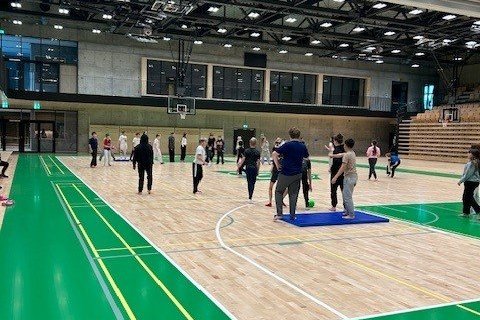 Íþróttakennsla í nýja salnum okkar