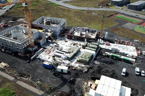 Nýja byggingin rís hratt upp